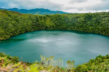 Guatavita, Kolombiya 'daki yemyeşil ve taş yolları keşfedin. Muisca kültürünün zengin biyolojik çeşitliliğini gösterin..