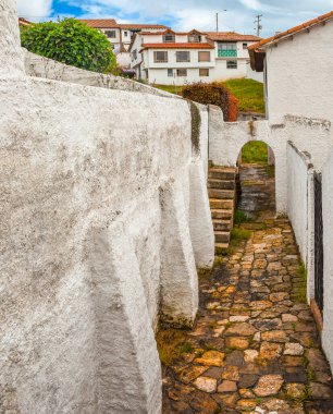 Guatavita, Cundinamarca 'da beyaz kemerler ve yemyeşil çimlerle çerçevelenmiş, Kolombiya' nın güzelliğini gözler önüne seren pitoresk bir taş yolu..