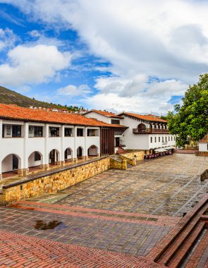 Guatavita, Cundinamarca 'da beyaz kemerler ve yemyeşil çimlerle çerçevelenmiş, Kolombiya' nın güzelliğini gözler önüne seren pitoresk bir taş yolu..