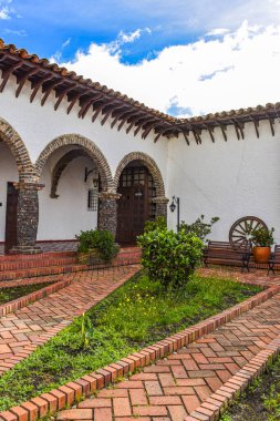 Guatavita, Cundinamarca 'da çiçeklerle ve yeşilliklerle süslenmiş geleneksel mimarinin yer aldığı pitoresk bir avlu sükuneti davet ediyor..