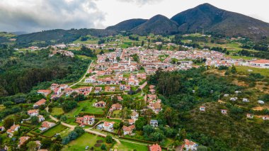 Guatavita Gölü 'nün yukarısındaki yıldızlı gökyüzünün nefes kesici görüntüsü, Samanyolu' nun ve suyun üzerindeki huzurlu yansımalarının yer alması, doğanın güzelliğini gözler önüne seriyor..