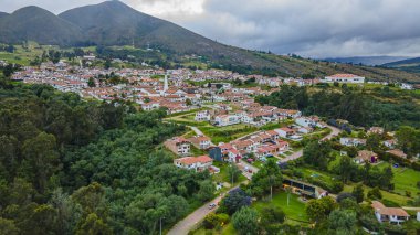 Guatavita Gölü 'nün yukarısındaki yıldızlı gökyüzünün nefes kesici görüntüsü, Samanyolu' nun ve suyun üzerindeki huzurlu yansımalarının yer alması, doğanın güzelliğini gözler önüne seriyor..