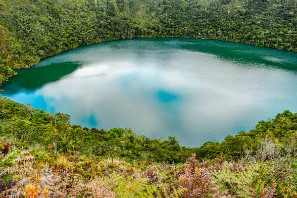 Guatavita, Kolombiya 'daki yemyeşil ve taş yolları keşfedin. Muisca kültürünün zengin biyolojik çeşitliliğini gösterin..