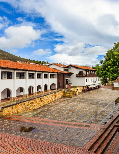 Guatavita, Cundinamarca 'da beyaz kemerler ve yemyeşil çimlerle çerçevelenmiş, Kolombiya' nın güzelliğini gözler önüne seren pitoresk bir taş yolu..