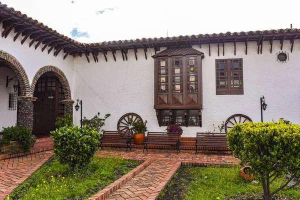 Guatavita, Cundinamarca 'da çiçeklerle ve yeşilliklerle süslenmiş geleneksel mimarinin yer aldığı pitoresk bir avlu sükuneti davet ediyor..