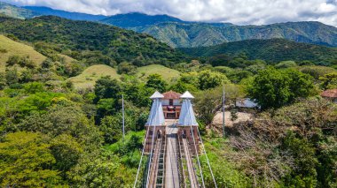 Santa Fe de Antioquia, Kolombiya 'da çevre nehir ve mimariyi gösteren bir köprünün manzaralı görüntüsü..