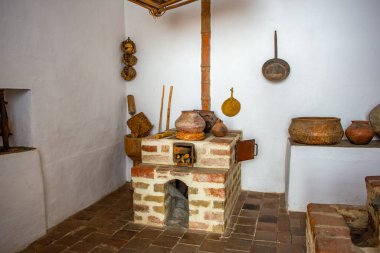 Santa F de Antioquia 'daki nehrin üzerindeki ikonik asma köprünün çarpıcı manzarası, yemyeşil bir zemin üzerinde koloni mimarisi sergiliyor..