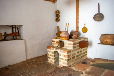 Santa Fe de Antioquia 'daki geleneksel Kolombiya mimarisini sembolize eden killi çömlekli otantik bir mutfak sobası..