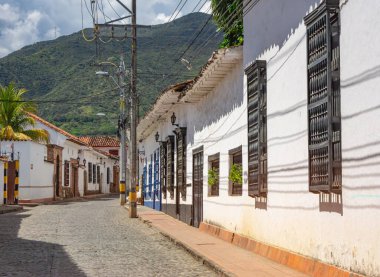 Santa Fe de Antioquia 'daki geleneksel Kolombiya mimarisini sembolize eden killi çömlekli otantik bir mutfak sobası..