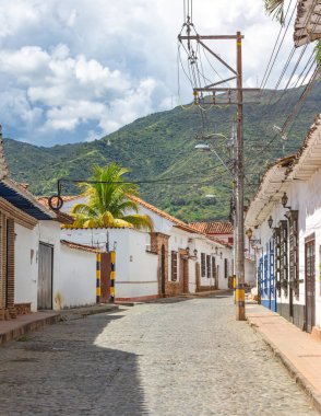 Santa Fe de Antioquia 'daki geleneksel Kolombiya mimarisini sembolize eden killi çömlekli otantik bir mutfak sobası..