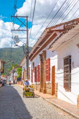 Santa Fe de Antioquia 'daki geleneksel Kolombiya mimarisini sembolize eden killi çömlekli otantik bir mutfak sobası..