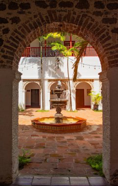 Santa Fe de Antioquia 'daki geleneksel Kolombiya mimarisini sembolize eden killi çömlekli otantik bir mutfak sobası..