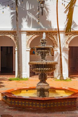 Santa Fe de Antioquia 'daki geleneksel Kolombiya mimarisini sembolize eden killi çömlekli otantik bir mutfak sobası..