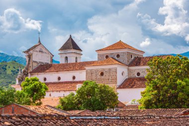 Santa Fe de Antioquia 'daki geleneksel Kolombiya mimarisini sembolize eden killi çömlekli otantik bir mutfak sobası..