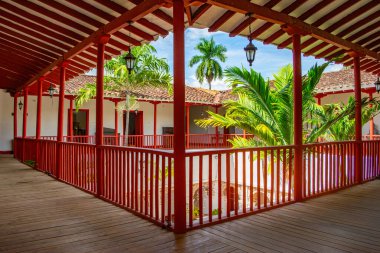 Santa F de Antioquia, Kolombiya 'nın sömürgeci mimarisini ve yemyeşil yeşilliğini gösteren canlı bir manzara.