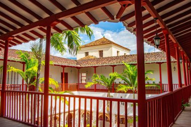 Santa F de Antioquia, Kolombiya 'nın sömürgeci mimarisini ve yemyeşil yeşilliğini gösteren canlı bir manzara.