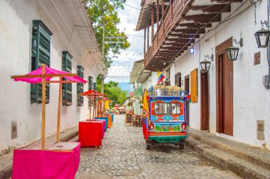 Santa F de Antioquia, Kolombiya 'nın sömürgeci mimarisini ve yemyeşil yeşilliğini gösteren canlı bir manzara.
