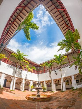 Santa F de Antioquia, Kolombiya 'nın sömürgeci mimarisini ve yemyeşil yeşilliğini gösteren canlı bir manzara.