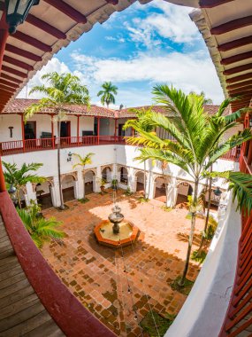 Santa F de Antioquia, Kolombiya 'nın sömürgeci mimarisini ve yemyeşil yeşilliğini gösteren canlı bir manzara.