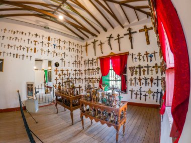 Santa F de Antioquia, Kolombiya 'nın sömürgeci mimarisini ve yemyeşil yeşilliğini gösteren canlı bir manzara.