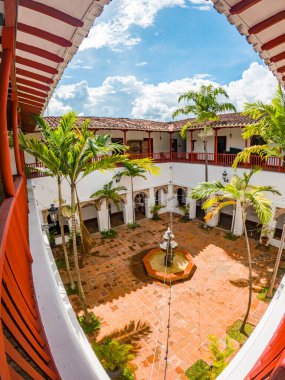 Santa F de Antioquia, Kolombiya 'nın sömürgeci mimarisini ve yemyeşil yeşilliğini gösteren canlı bir manzara.