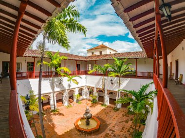 Santa F de Antioquia, Kolombiya 'nın sömürgeci mimarisini ve yemyeşil yeşilliğini gösteren canlı bir manzara.