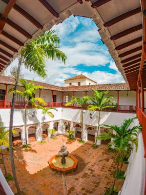 Santa F de Antioquia, Kolombiya 'nın sömürgeci mimarisini ve yemyeşil yeşilliğini gösteren canlı bir manzara.