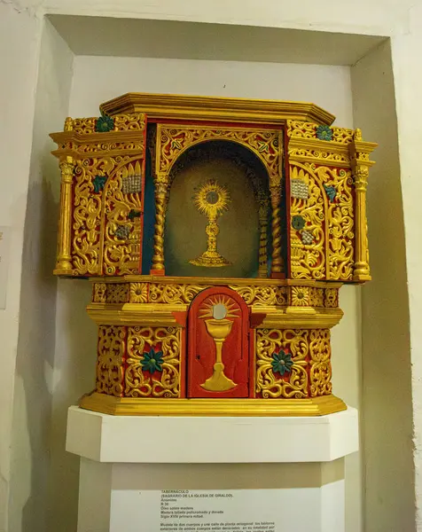 Santa F de Antioquia 'daki nehrin üzerindeki ikonik asma köprünün çarpıcı manzarası, yemyeşil bir zemin üzerinde koloni mimarisi sergiliyor..