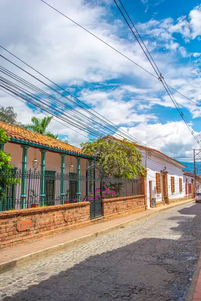 Santa Fe de Antioquia 'daki geleneksel Kolombiya mimarisini sembolize eden killi çömlekli otantik bir mutfak sobası..