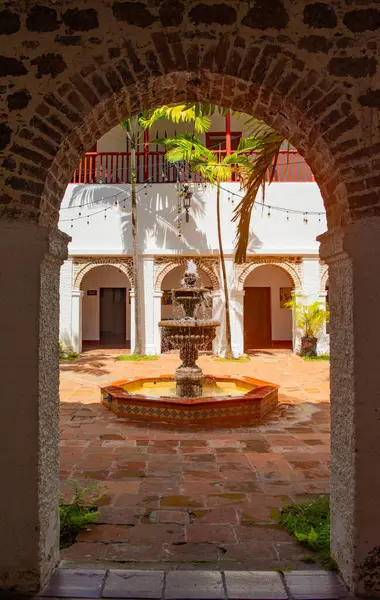 Santa Fe de Antioquia 'daki geleneksel Kolombiya mimarisini sembolize eden killi çömlekli otantik bir mutfak sobası..