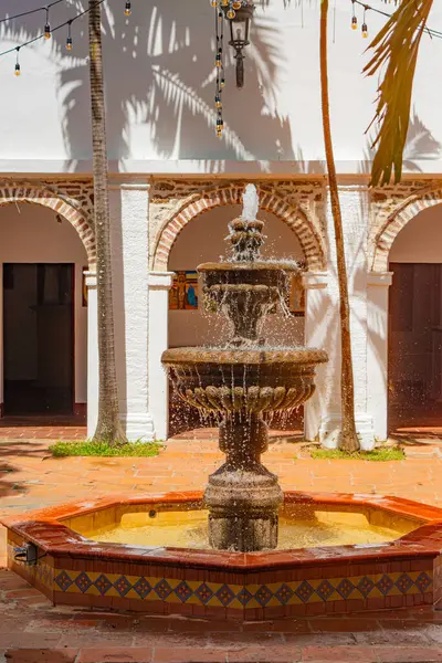 Santa Fe de Antioquia 'daki geleneksel Kolombiya mimarisini sembolize eden killi çömlekli otantik bir mutfak sobası..