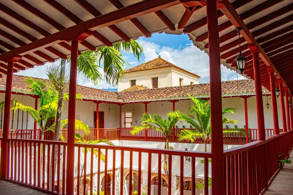 Santa F de Antioquia, Kolombiya 'nın sömürgeci mimarisini ve yemyeşil yeşilliğini gösteren canlı bir manzara.