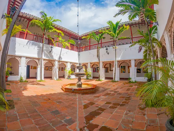 Santa F de Antioquia, Kolombiya 'nın sömürgeci mimarisini ve yemyeşil yeşilliğini gösteren canlı bir manzara.