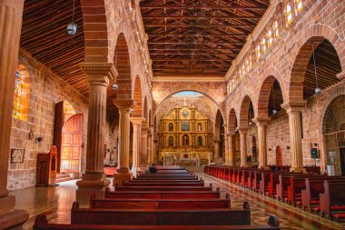 Santander, Barichara 'daki ikonik kilisenin havadan görünüşü, yemyeşil ortamda güzel bir sömürge mimarisi sergiliyor..