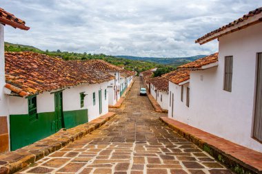 Santander, Barichara 'da geleneksel beyaz evlerle dolu taştan bir caddenin manzarası şehrin koloni cazibesini gözler önüne seriyor..