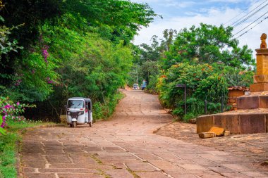 Geleneksel çatılara ve bulutlu gökyüzünün altında tarihi bir kubbeye sahip Barichara 'nın güzel manzarası.