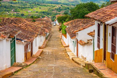 Geleneksel çatılara ve bulutlu gökyüzünün altında tarihi bir kubbeye sahip Barichara 'nın güzel manzarası.