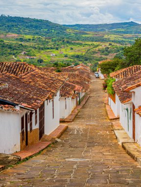 Geleneksel çatılara ve bulutlu gökyüzünün altında tarihi bir kubbeye sahip Barichara 'nın güzel manzarası.