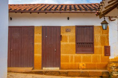 Geleneksel çatılara ve bulutlu gökyüzünün altında tarihi bir kubbeye sahip Barichara 'nın güzel manzarası.