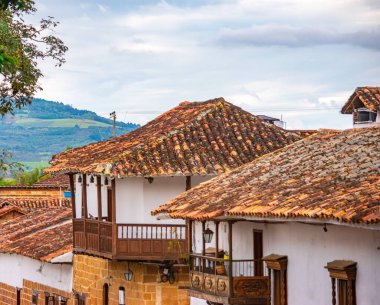 Barichara, Kolombiya 'nın büyüleyici caddeleri, geleneksel mimarinin ve yerli halkın canlı kıyafetlerinin sergilendiği. Turizm ve tatil görüntüleri için mükemmel..