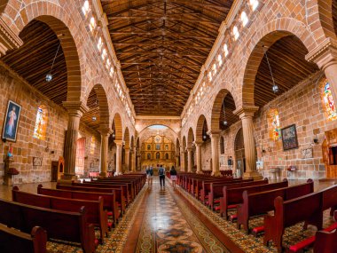 Barichara, Kolombiya 'nın büyüleyici caddeleri, geleneksel mimarinin ve yerli halkın canlı kıyafetlerinin sergilendiği. Turizm ve tatil görüntüleri için mükemmel..