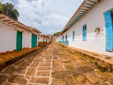 Barichara, Kolombiya 'nın büyüleyici caddeleri, geleneksel mimarinin ve yerli halkın canlı kıyafetlerinin sergilendiği. Turizm ve tatil görüntüleri için mükemmel..