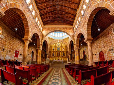 Barichara, Kolombiya 'nın büyüleyici caddeleri, geleneksel mimarinin ve yerli halkın canlı kıyafetlerinin sergilendiği. Turizm ve tatil görüntüleri için mükemmel..