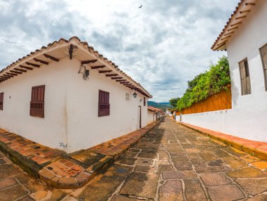 Barichara, Kolombiya 'nın büyüleyici caddeleri, geleneksel mimarinin ve yerli halkın canlı kıyafetlerinin sergilendiği. Turizm ve tatil görüntüleri için mükemmel..