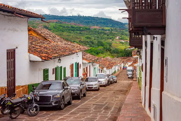 Santander, Barichara 'daki ikonik kilisenin havadan görünüşü, yemyeşil ortamda güzel bir sömürge mimarisi sergiliyor..