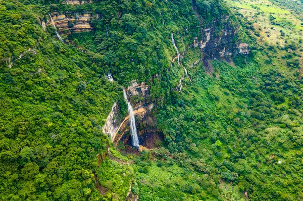 Barichara, Kolombiya 'nın büyüleyici caddeleri, geleneksel mimarinin ve yerli halkın canlı kıyafetlerinin sergilendiği. Turizm ve tatil görüntüleri için mükemmel..