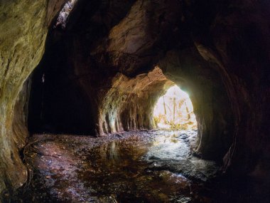 Guaviare, Kolombiya 'da bulunan, doğal kaya oluşumlarını ve ışık akışını gösteren büyüleyici bir mağara manzarası.