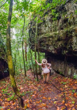 Yükselen kayalar ve zengin bitki örtüsüyle çevrili yemyeşil bir ormanda gezgin, Guaviare, Kolombiya 'nın güzelliğinin tadını çıkarıyor.
