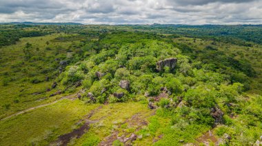 Sersemletici hava manzarası San Jose del Guaviare, Kolombiya 'nın canlı yeşilliklerini ve kayalık çıkıntılarını gösteriyor. Doğa aşıkları için mükemmel.