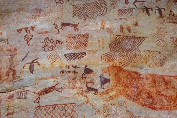 Guaviare, Kolombiya 'da bulunan ve benzersiz tasarımlar ve hayvan figürleri sergileyen, ilgi çekici tarih öncesi kaya resimlerini araştırın.